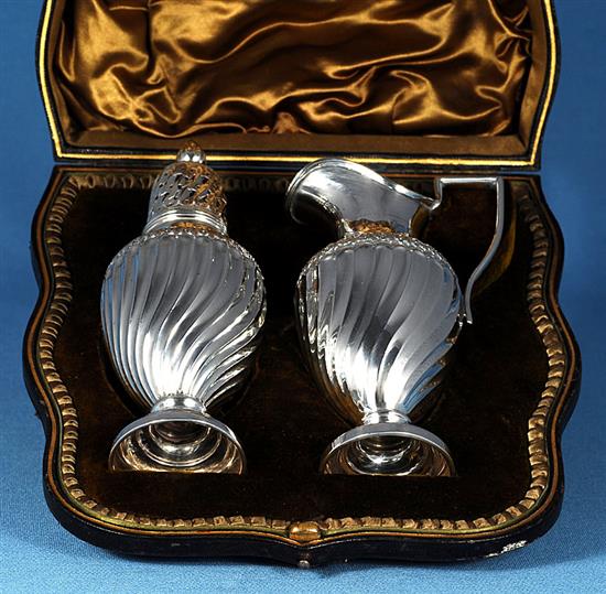A cased Victorian silver sugar bowl and matching sifter spoon, bowl height 3 ¾”/96mm Dia 4 ¾”/120mm, Spoon Length: 5 ¾”/147mm
